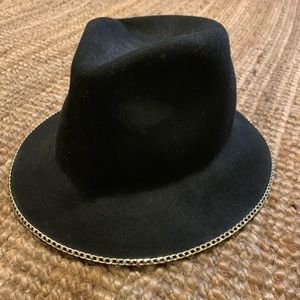 Black felt Fall Zara hat with chain